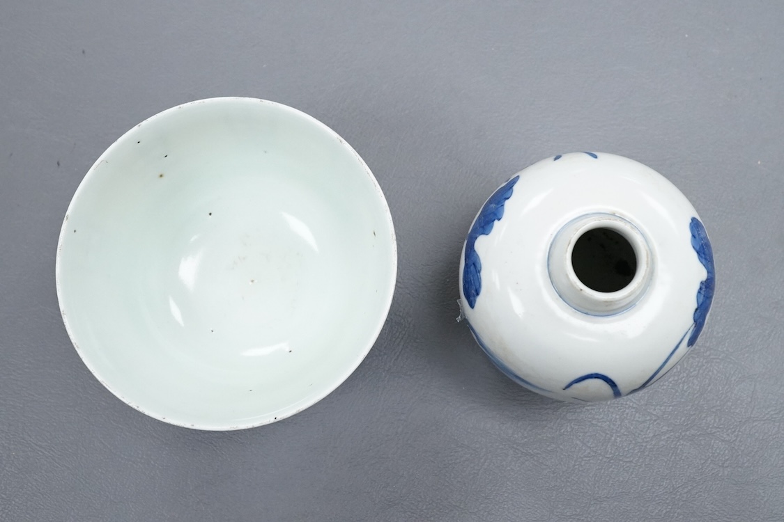 A Chinese blue and white bowl and similar jar, jar 9cm high